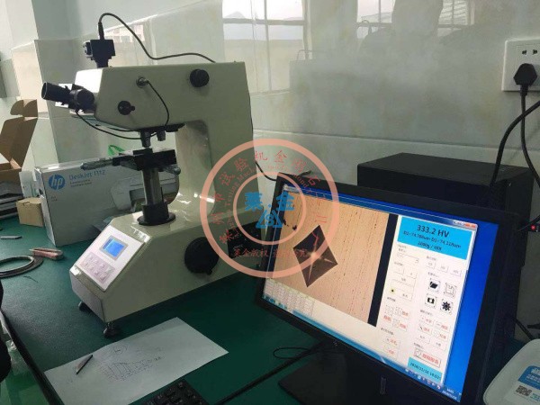 老客戶(hù)推薦新客戶(hù)選用我廠(chǎng)HVS-1000A型數(shù)顯顯微硬度計(jì)：現(xiàn)場(chǎng)安裝照片（圖像清晰質(zhì)感、測(cè)試精度高）